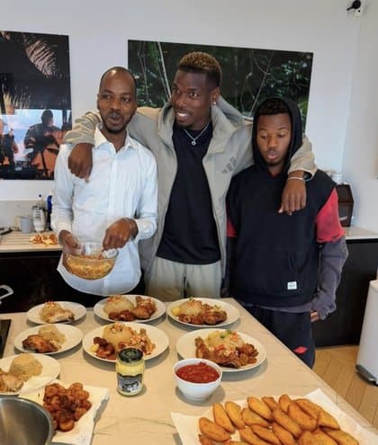 Bakary Boudou et Paul Pogba devant une table de thieb, chez le footballeur