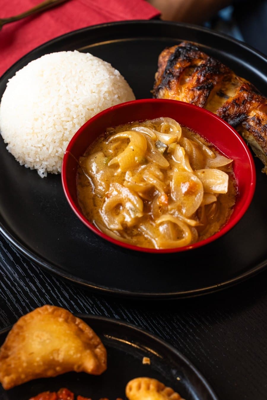 Yassa Boudou : riz blanc et sa compotée d'oignons au citron